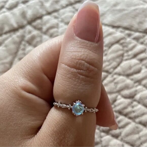 🌓Gorgeous Solid Sterling Silver Petite Moonstone Ring - Picture 4 of 17